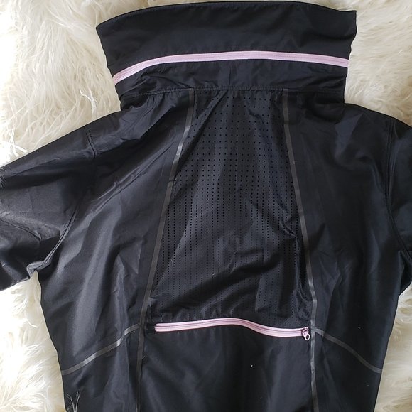 Under Armour Women's black windbreaker - Size Medium - LIKE NEW - Picture 5 of 8